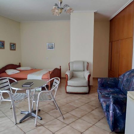 Private Studio Sea View 2 Minutes Away From Beach ساراندا المظهر الخارجي الصورة